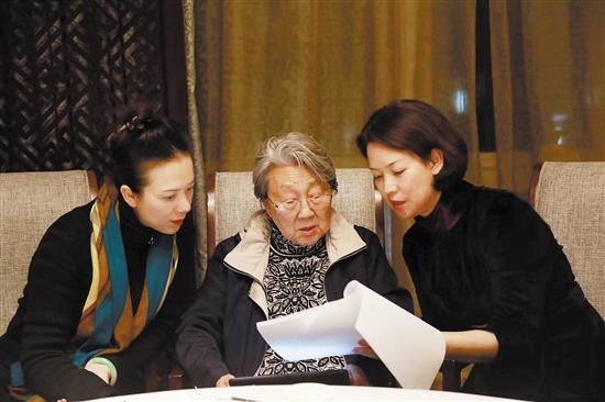 Jin Niu bottle (right) and Zhou Bingde (middle) are reading the script.