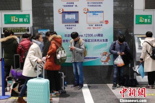 Data Map: Passengers queue up to buy tickets in the ticket hall of Shanghai Railway Station. Yin Liqin