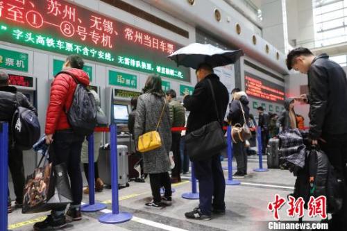 Passengers queue up at the ticket hall of Shanghai Railway Station to buy tickets. (Profile photo) Photo by Yin Liqin