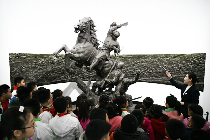 On April 4, 2019, at the Northeast Martyrs Memorial Hall, students were listening to the commentator's explanation.